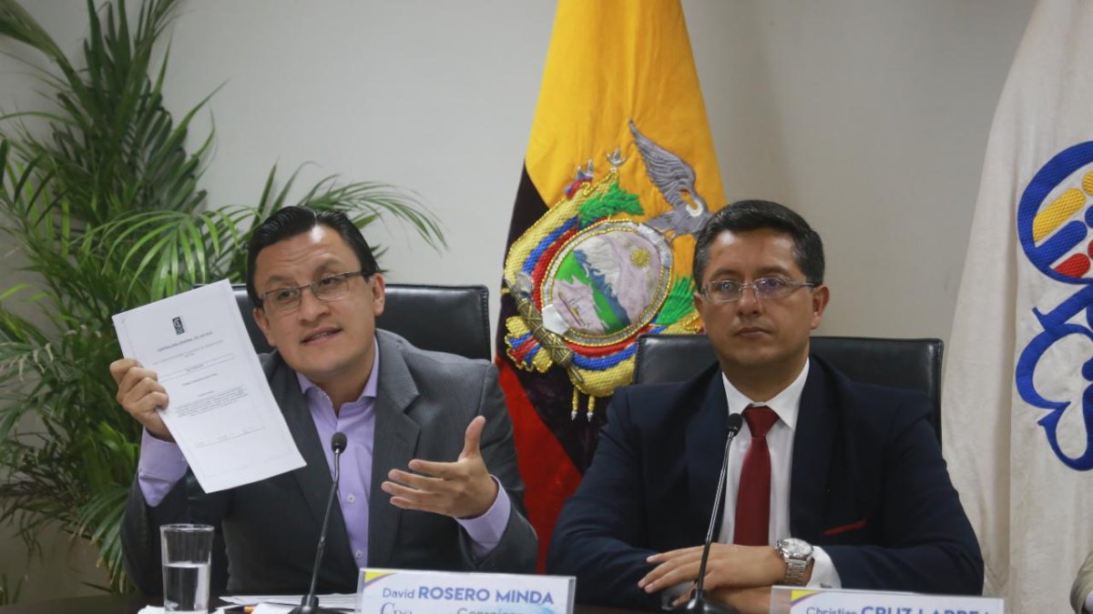 Christian Cruz (d) hizo el anuncio acompañado del consejero David Rosero.