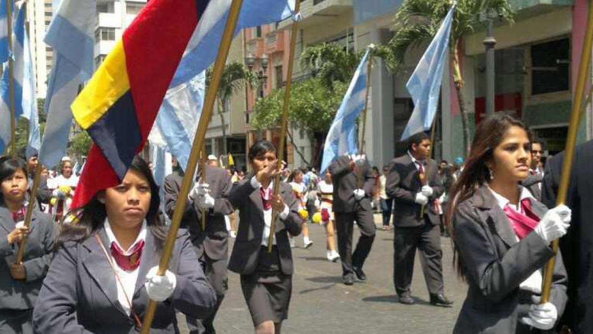 Hecho. En la 9 de Octubre, los espectadores observaron el espectáculo tras una reja que evitó que las personas crucen entre los alumnos