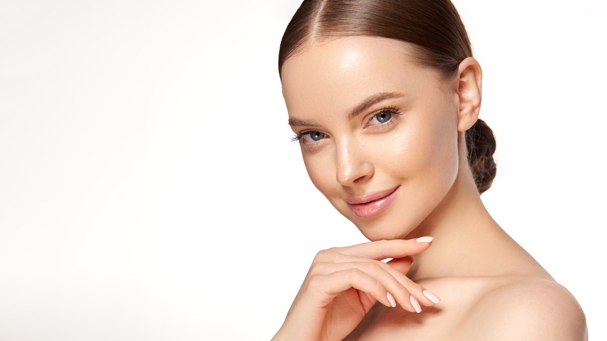 La mascarilla de carbón activado reduce las líneas de expresión y mejora la textura del cutis.