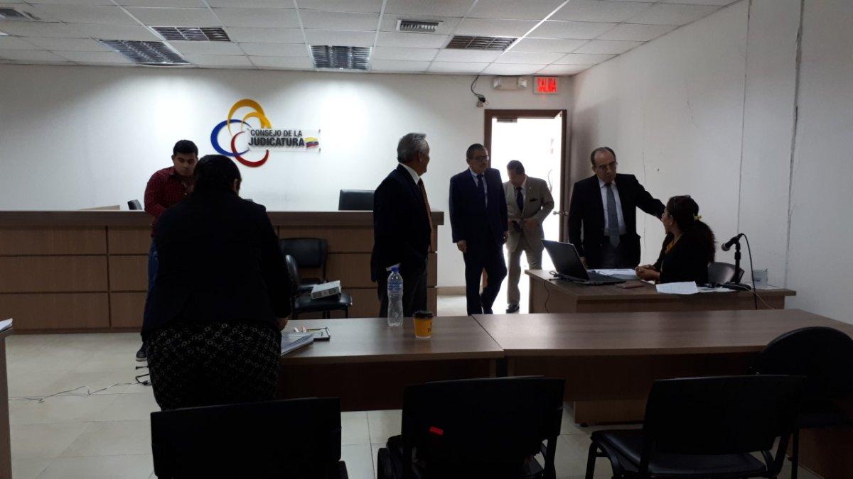 Los magistrados culminaron la audiencia y la retomaran a las 10:00 de mañana, para anunciar el veredicto.