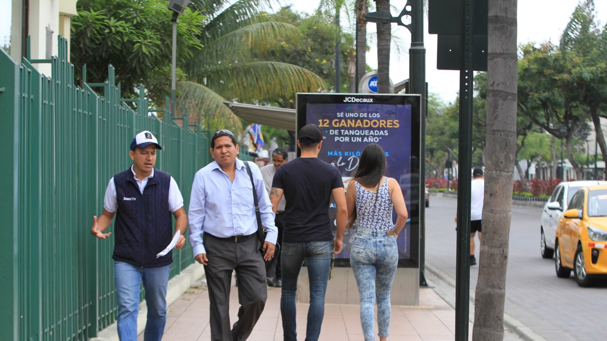 Rótulos publicitarios ocupan gran parte de la vereda.