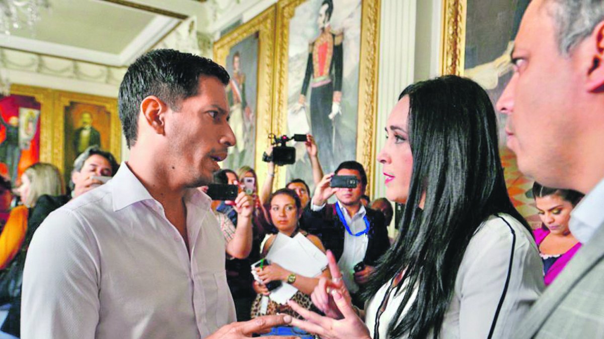 Guayaquil. La secretaria Ordóñez conversa con el abogado de extrabajadores una vez concluida su exposición.