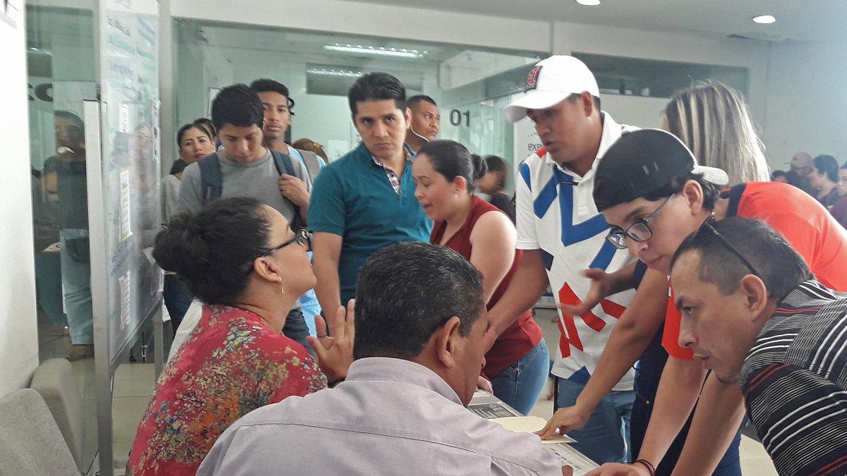 Jornada. Decenas de personas acuden a la Senescyt para pedir apoyo porque aún no pueden inscribirse.