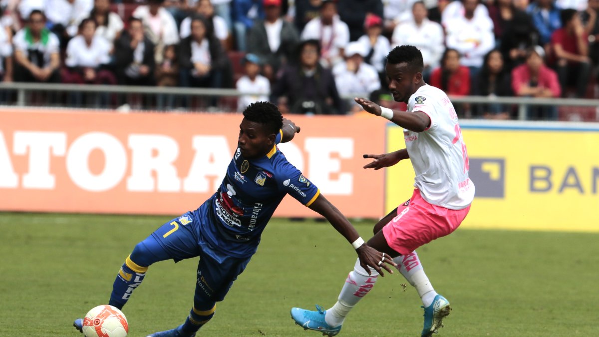 Orejuela de Liga de Quito disputa el balón con Rojas del Delfin en el estadio Rodrigo Paz.