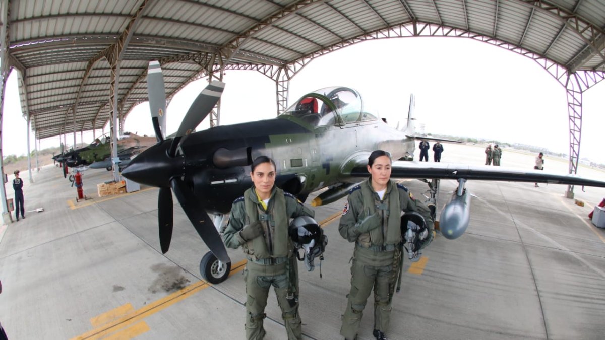 En la gráfica. María Cueva y Jazmín Pérez cumplen con el ejercicio final previo a su graduación como las primeras pilotos de combate.