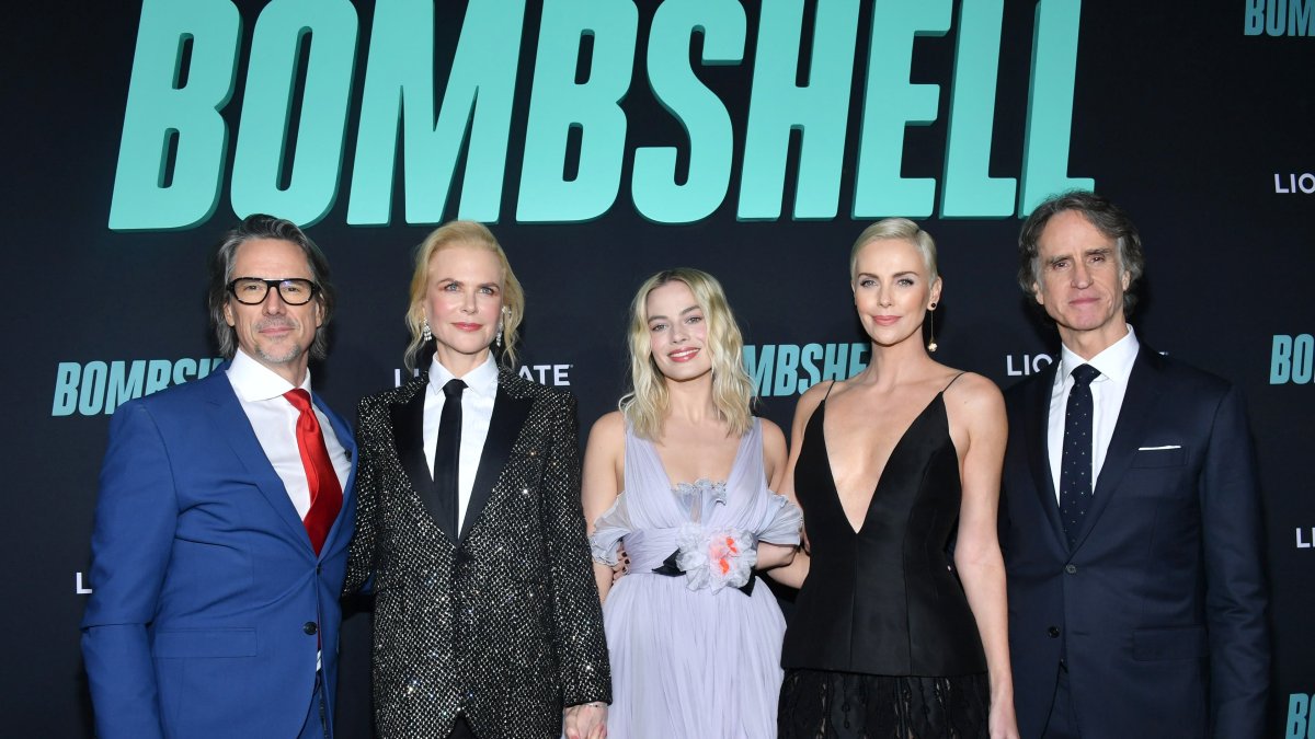 El guionista Charles Randolph, Nicole Kidman, Margot Robbie, Charlize Theron y el director Jay Roach en la presentación de la cinta en el teatro Regency Village, en Los Ángeles.
