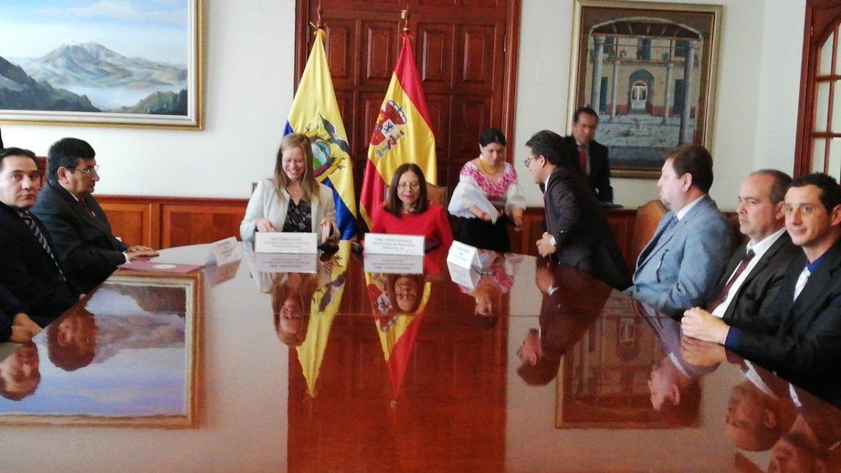 Laura Donoso, viceministra de Relaciones Exteriores, y Carla Cohí, consejera Económica y Comercial de la Embajada de España, firmaron convenios de cooperación dentro del Programa de Canje de Deuda.