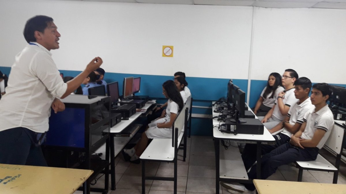 Funcionario del Ineval explica a los estudiantes las modificaciones de la prueba Ser Bachiller.