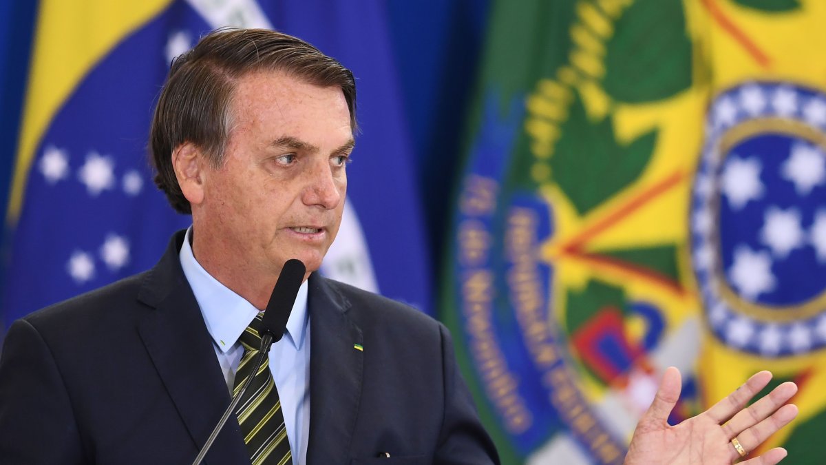Jair Bolsonaro, presidente de Brasil, uno de los países sudamericanos más afectados, informó que comenzó el domingo con una breve indisposición