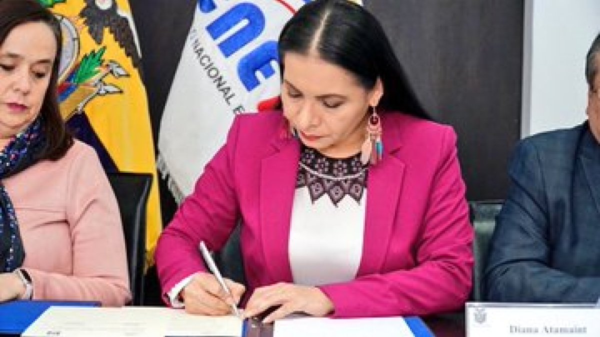 Diana Atamaitn firmó un convenio con organismo internacionales para mejorar el sistema informático.