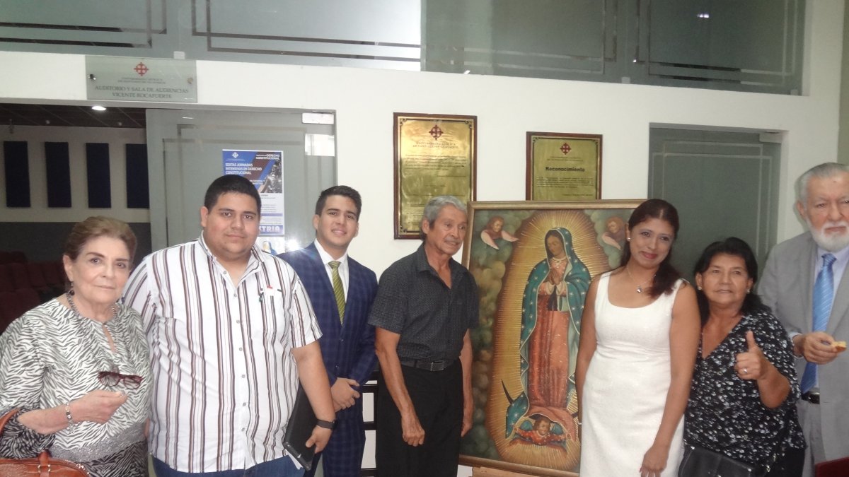 En el evento asistieron profesores, alumnos y personas en general.