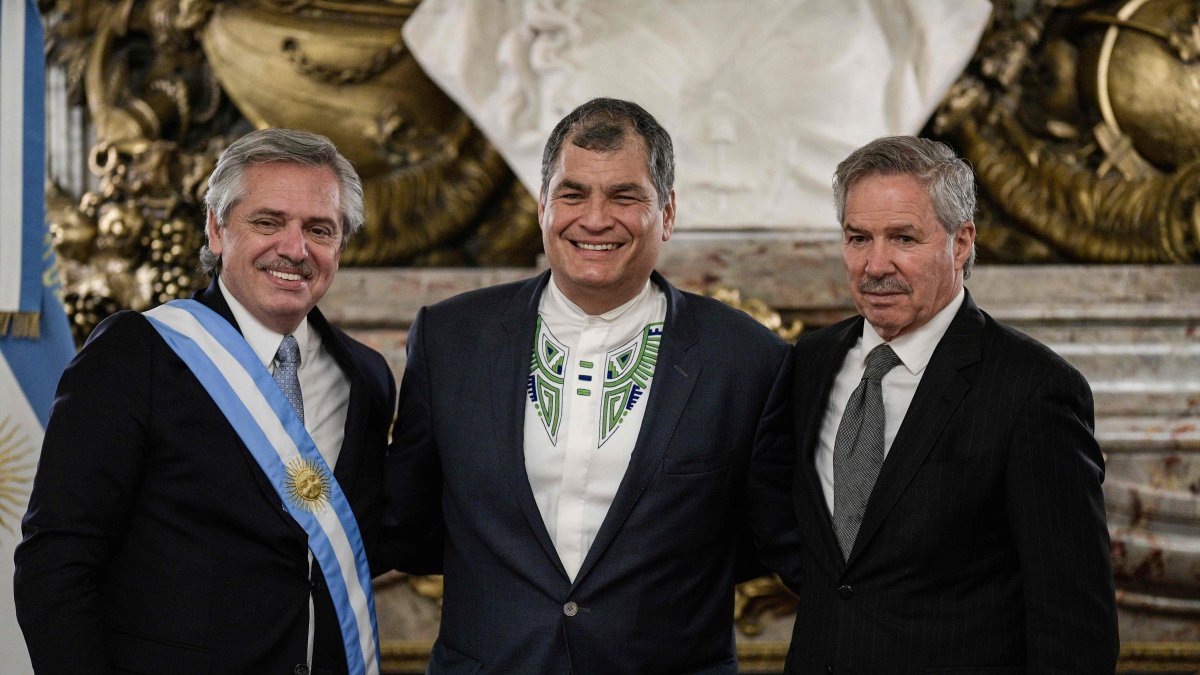 Invitación. El expresidente Rafael Correa (c) participó del acto de posesión del nuevo presidente argentino.