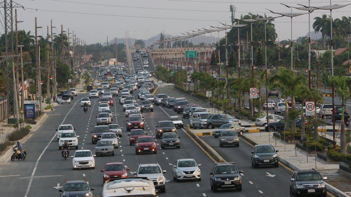 Congestión. En horas pico, el tránsito por la avenida Samborondón se ralentiza, a pesar de las alternativas viales.