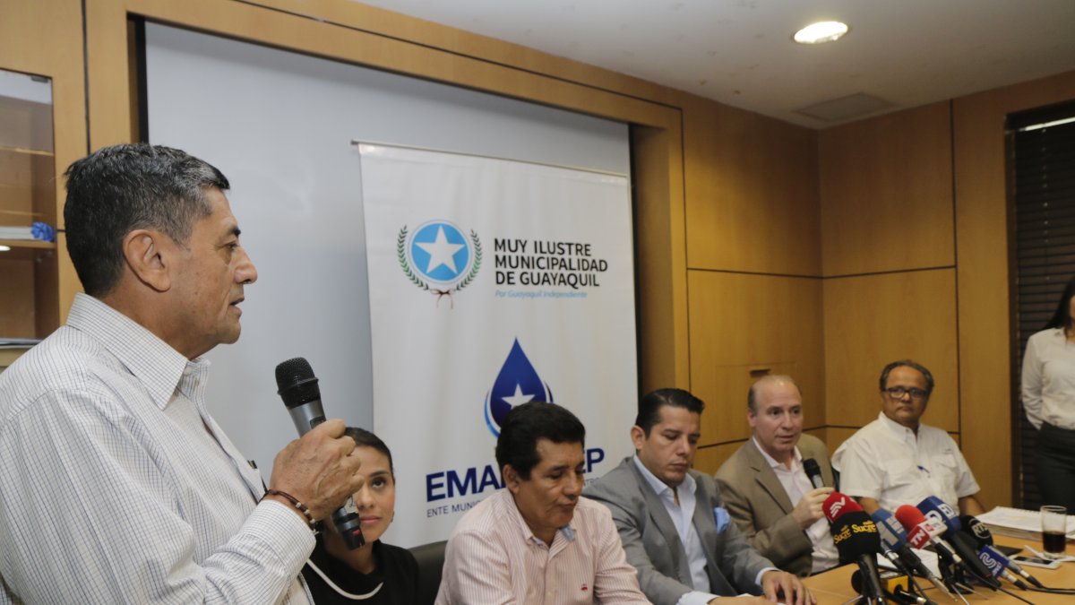 Anuncio. De izquierda a derecha, Guillermo Ayala (representante de los moradores) y la directiva de Emapag.