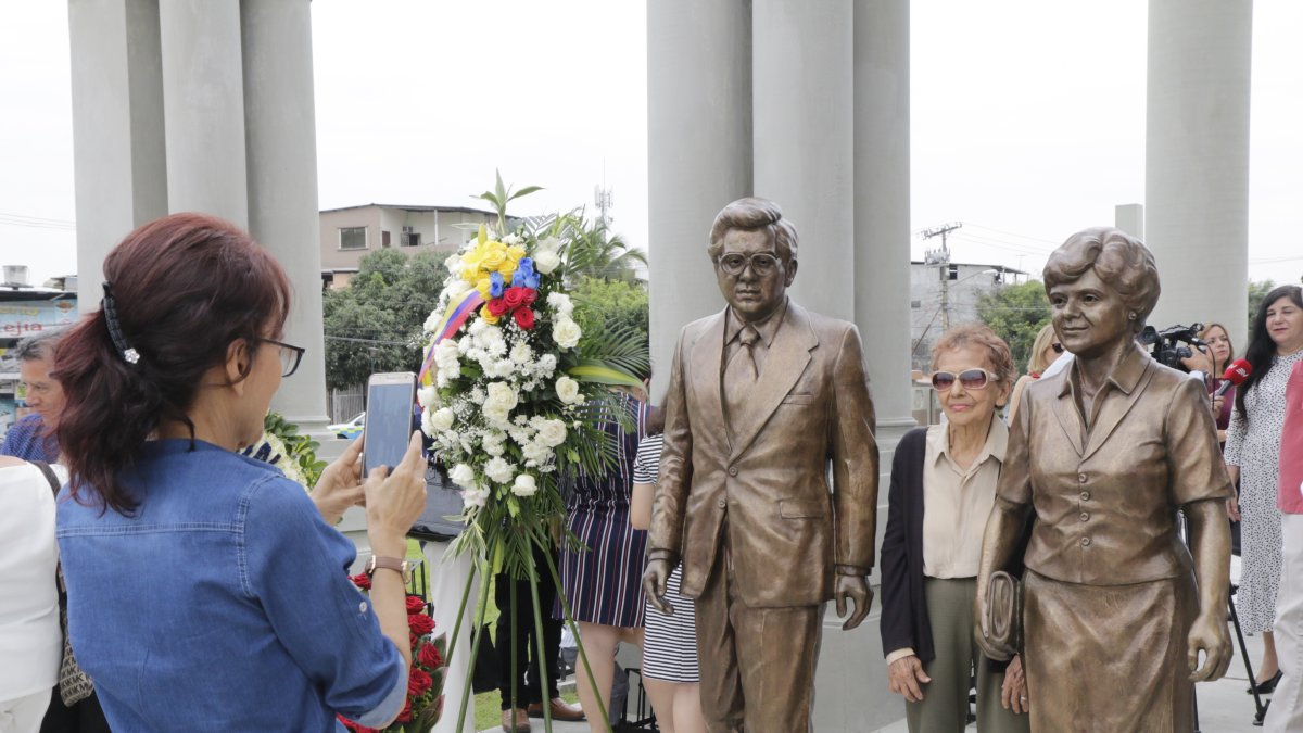 Las estatuas. Son de bronce y fueron construidas a tamaño real. Este miércoles 11 de diciembre los visitantes no dudaron en fotografiarlas.