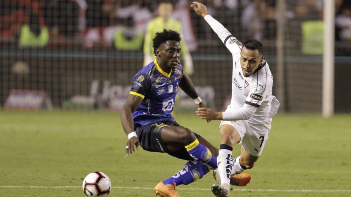 Roberto Ordóñez contribuyó en la recuperación en medio campo para la visita.