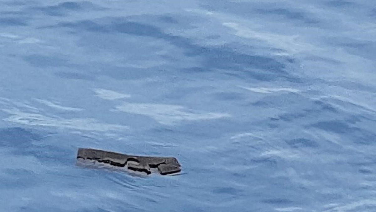 Las partes del avión y los objetos estaban a aproximadamente 280 millas náuticas (518 km) de Ushuaia, en Argentina.