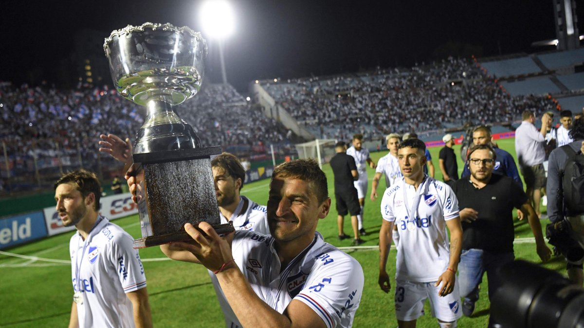 Los jugadores de Nacional celebran con el trofeo 'caído'.