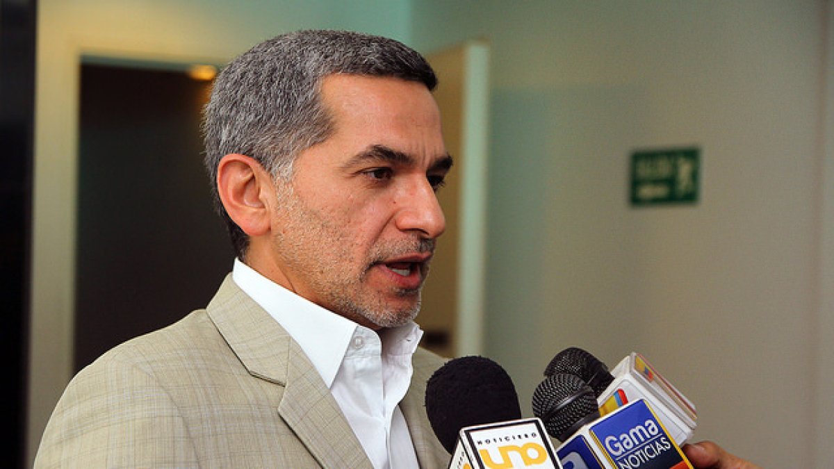 Fernando Alvarado, exsecretario de Comunicación, llegó a la Fiscalía escoltado por agentes policiales.