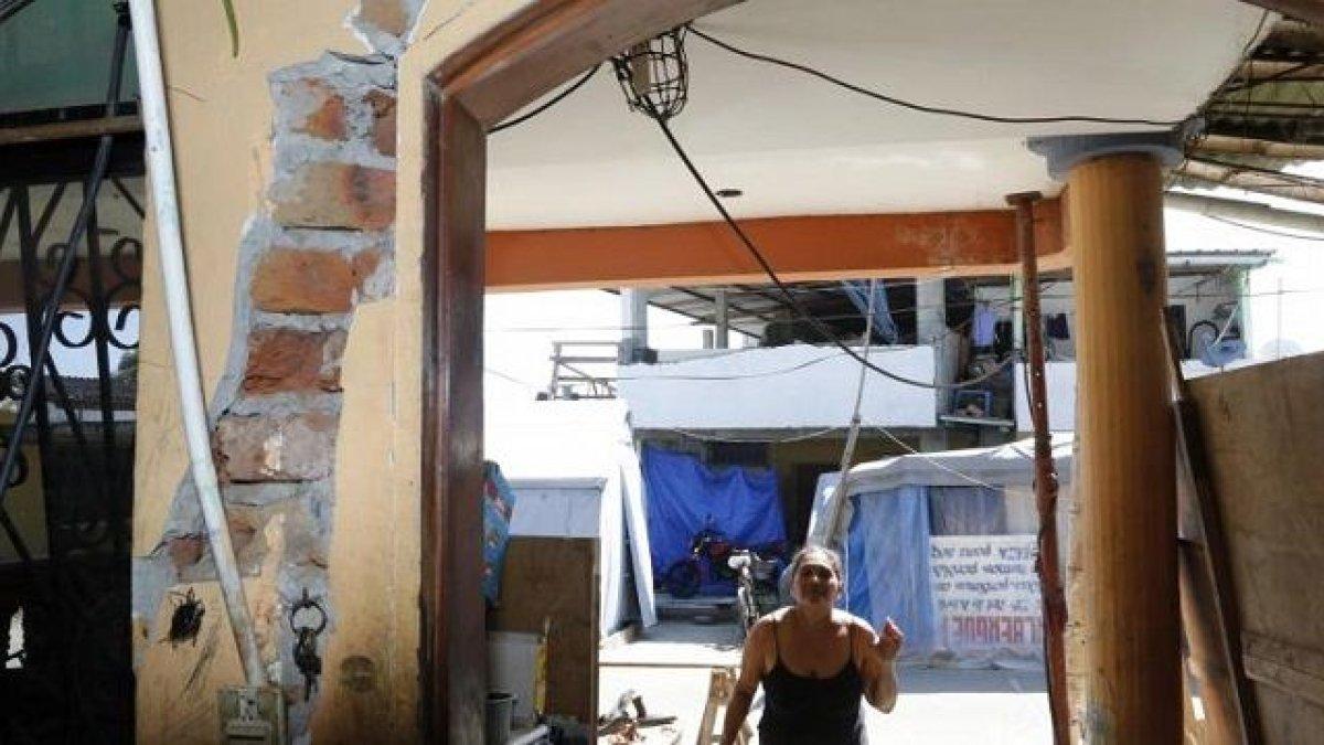 Manabí. Los rezagos del terremoto no han sido borrados. Una mujer ingresa a su casa, aún con daños varios.