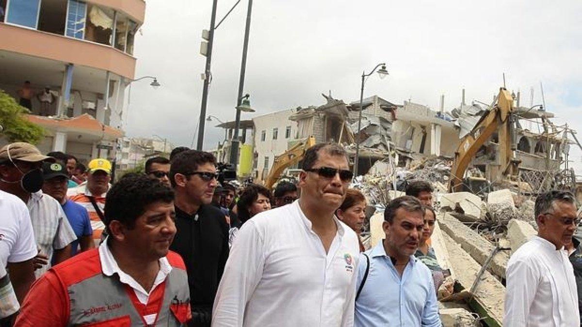 El primer mandatario durante su recorrido por Chone.