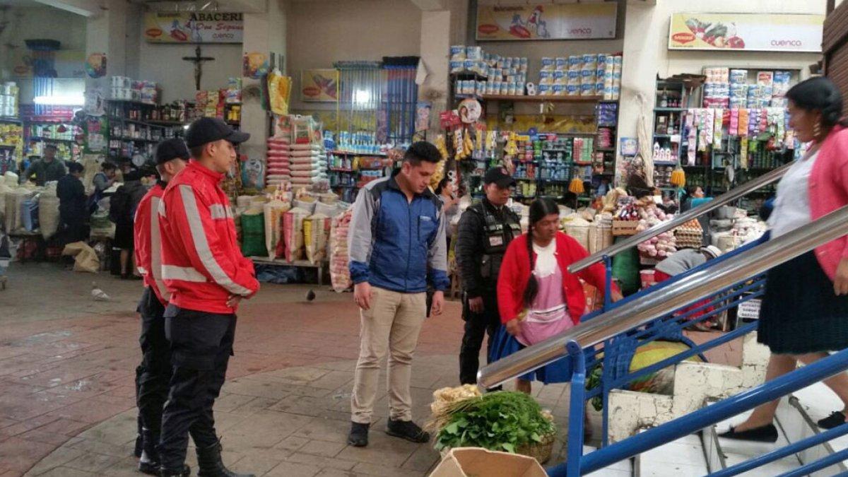 Venta. William Baque y Tomys Preciado vocean en las calles de Guayaquil productos que deben estar en una mochila de emergencia