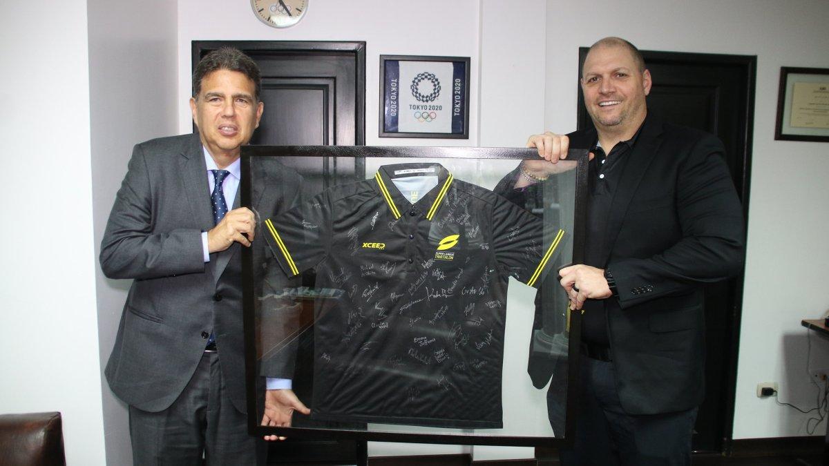 El persidente del Coe con el funcionario de la SuperLiga de Triatlón.