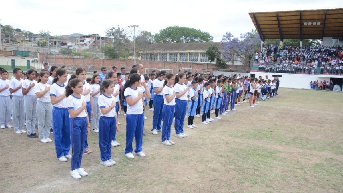 Los deportistas durante la inauguración en Jipijapa.
