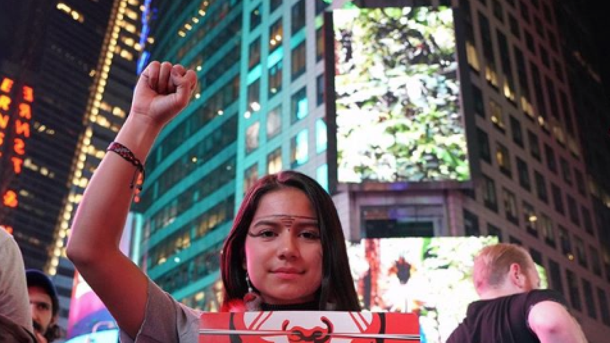Helena Gualinga durante una manifestación realizada en septiembre en la ciudad de Nueva York, donde exigían a los gobiernos acciones para combatir el cambio climático