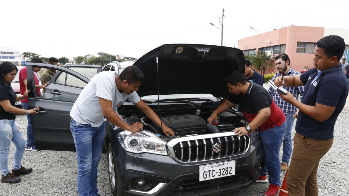 Tarea. Estudiantes del Juan Baustista Aguirre analizan las condiciones mecánicas de un automotor.