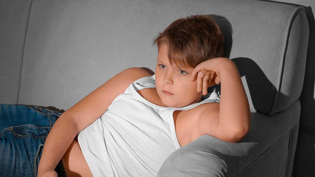 Pasar más de cuatro horas frente a la pantalla implica un riesgo para la salud de su hijo.