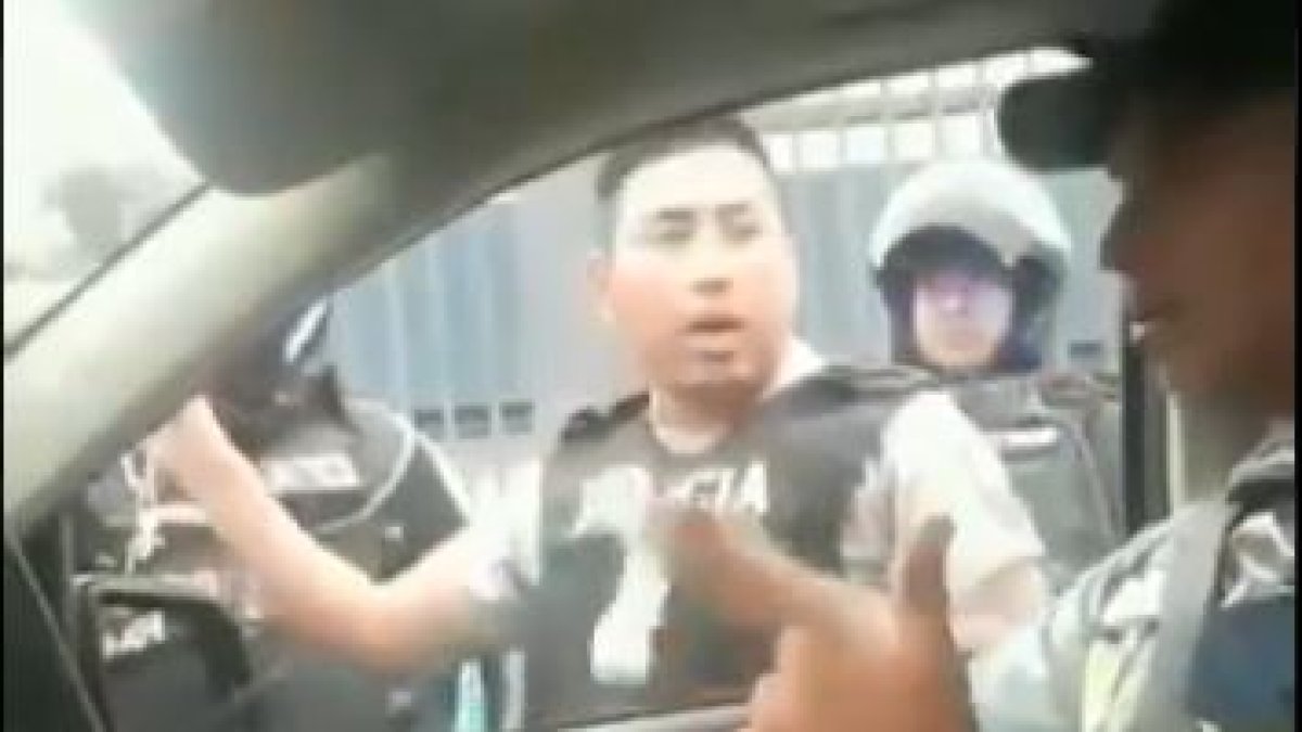 Ambos grupos de agentes grabaron el incidente.