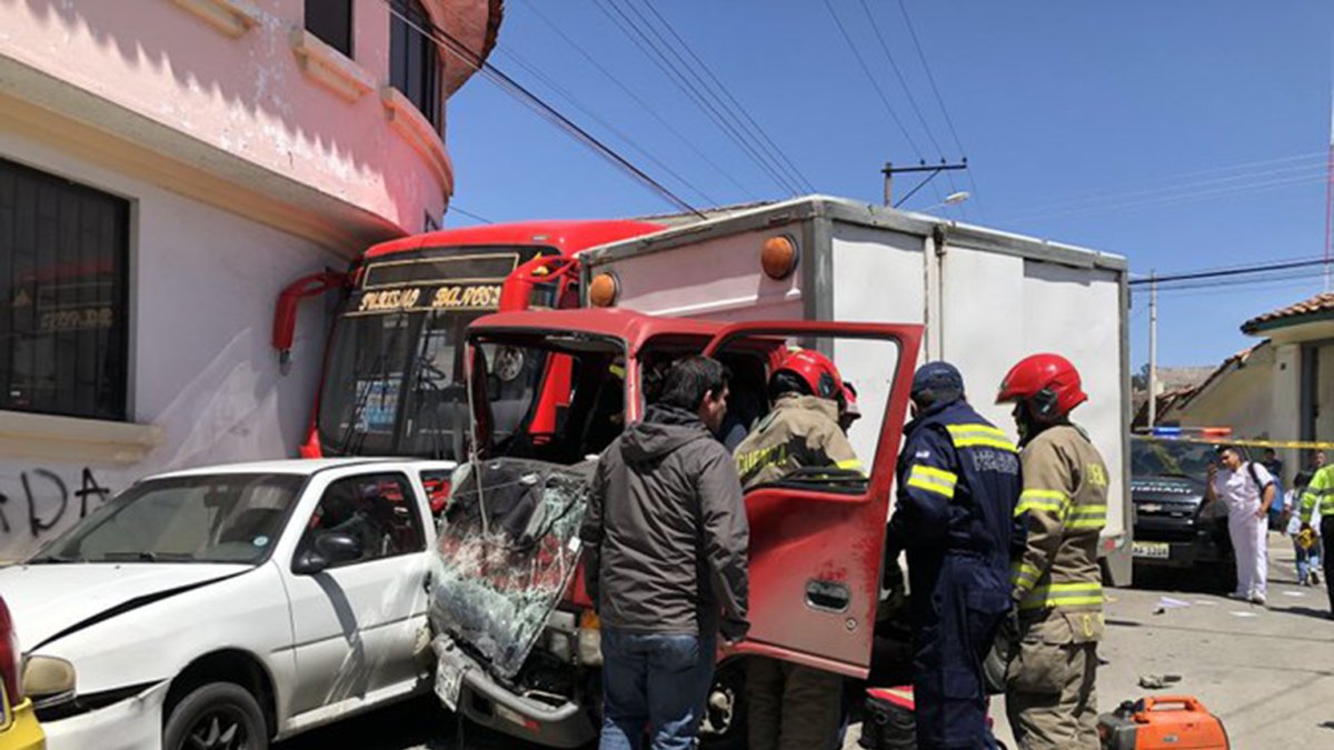 Según los datos preliminares, se trató de un choque entre un bus del servicio urbano y un camioncito repartidor de mercadería.