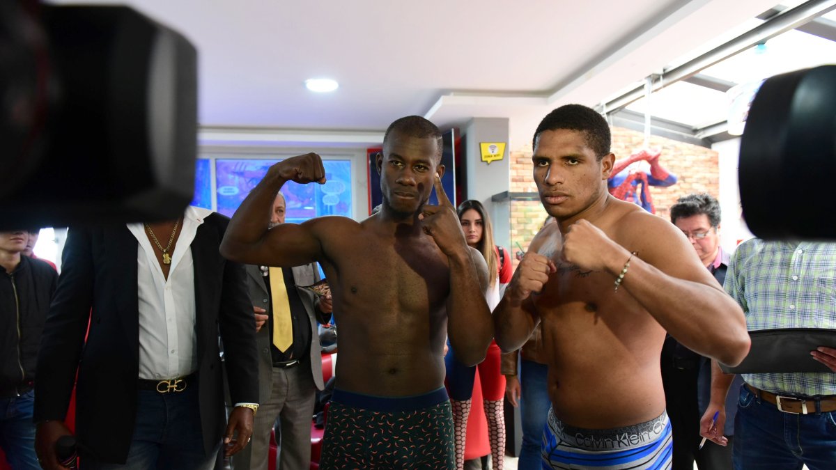 Pesaje de los boxeadores Roger Guerrero (izquierda) y Diego Quiñónez, para el evento Fuego contra Fuego.