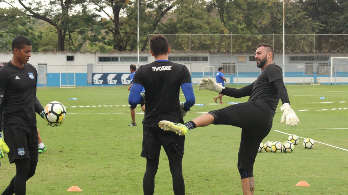 Esteban Dreer (d) pasa un momento ameno con los otros porteros, entonces, de Emelec.