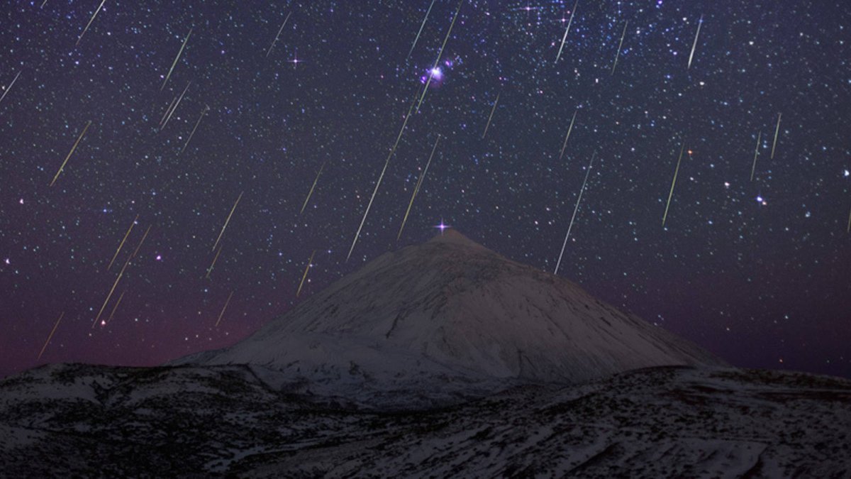 La lluvia se produce porque pedazos de un asteroide llamado Faetón choca contra la atmósfera de la Tierra y se deshace en el calor.