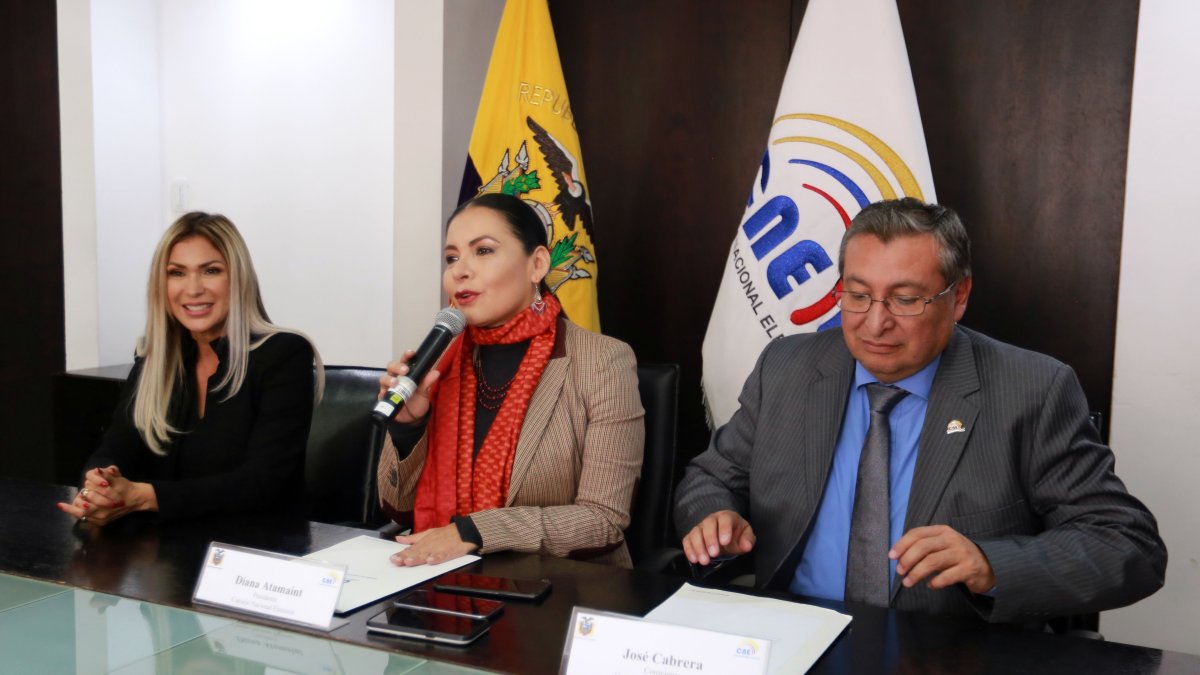 La presidente del CNE, Diana Atamaint,(c)  dijo que presentará todas las pruebas de descargo  a las acusaciones en su contra.