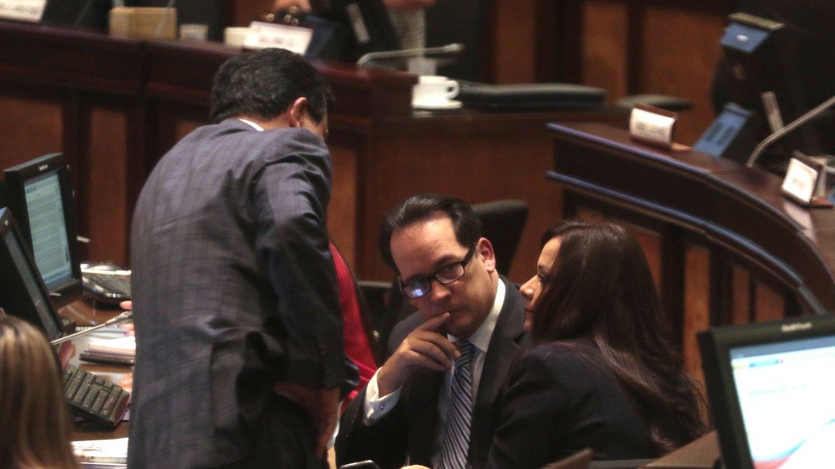 Diálogos. Las conversaciones entre asambleístas de la Revolución Ciudadana y PSC son constantes en el pleno.