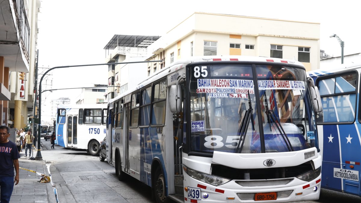 Malestar. Los usuarios y moradores se quejan por la paulatina saturación de la calle Rumichaca.