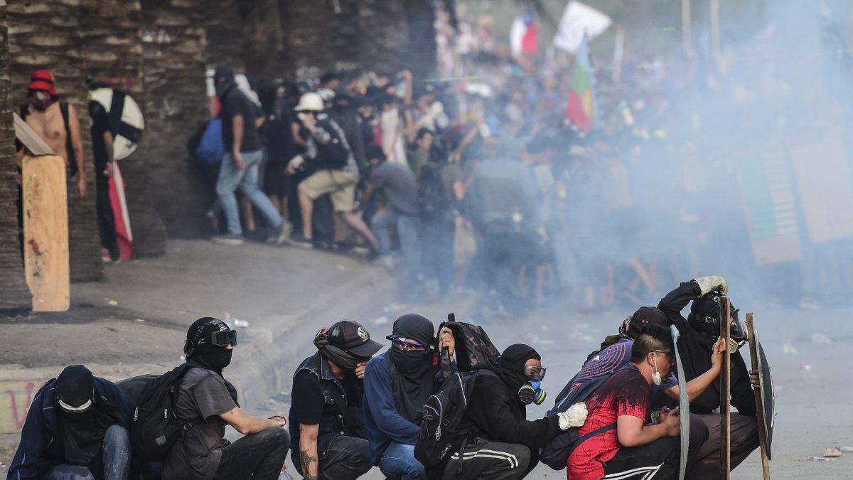 Santiago. Armados con escudos y palos, los jóvenes chilenos en la primera línea de las protestas son héroes para algunos, y vándalos para otros.