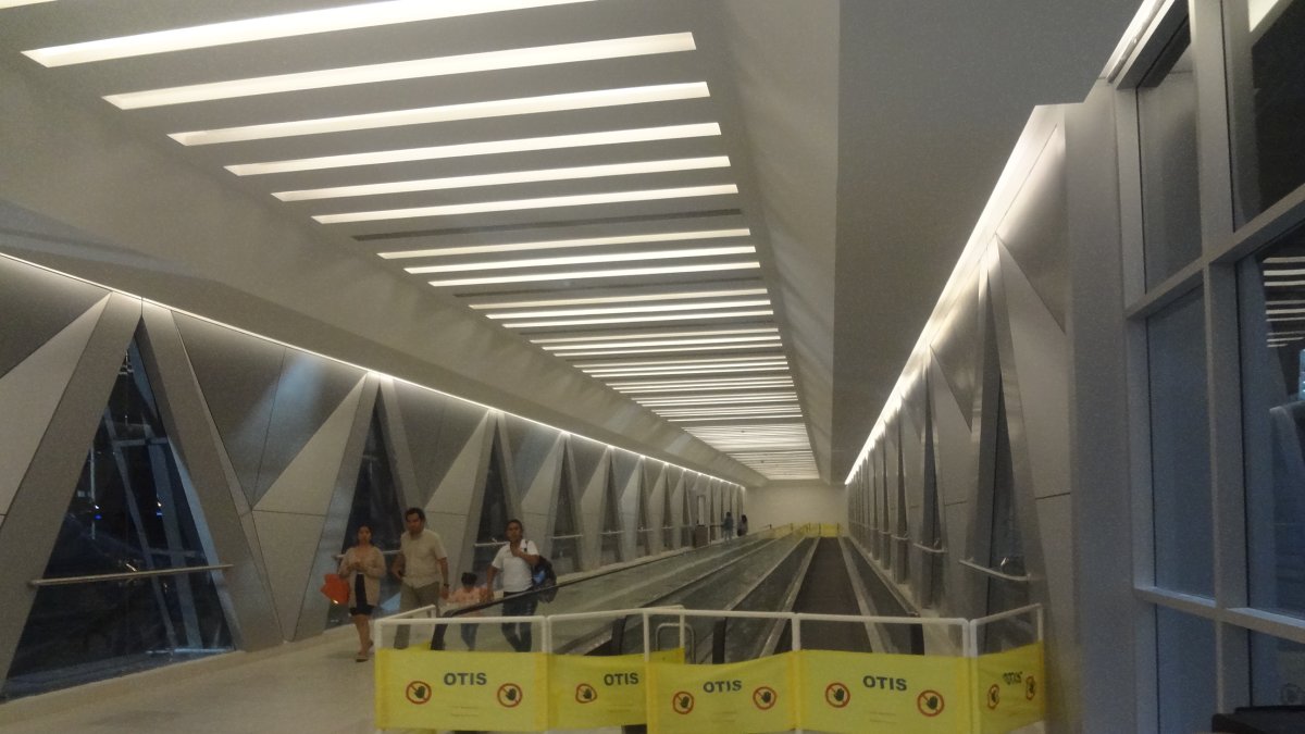 Algunas personas cruzan la estructura.