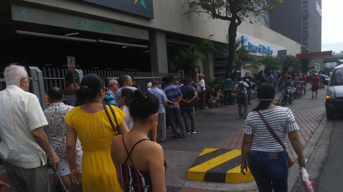 Son las 9:00, uno de los bancos en el Mall de Sur aún no abre y la fila es de más de cuadra y media.