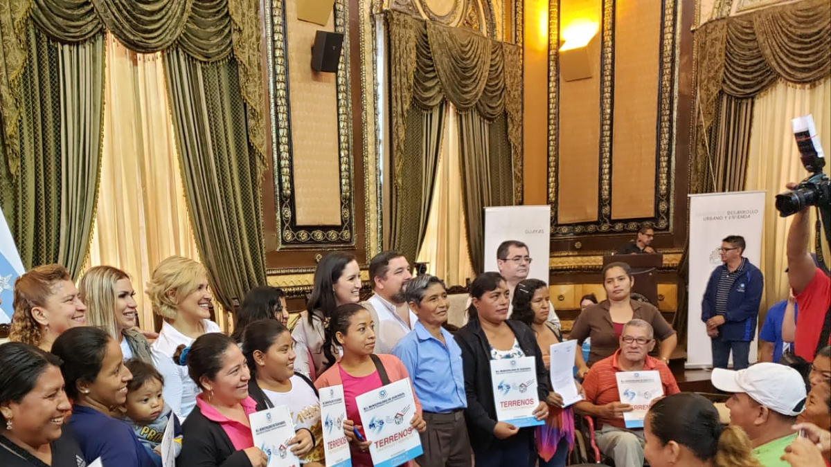 La entrega de los documentos se efectuó en el Salón de la Ciudad