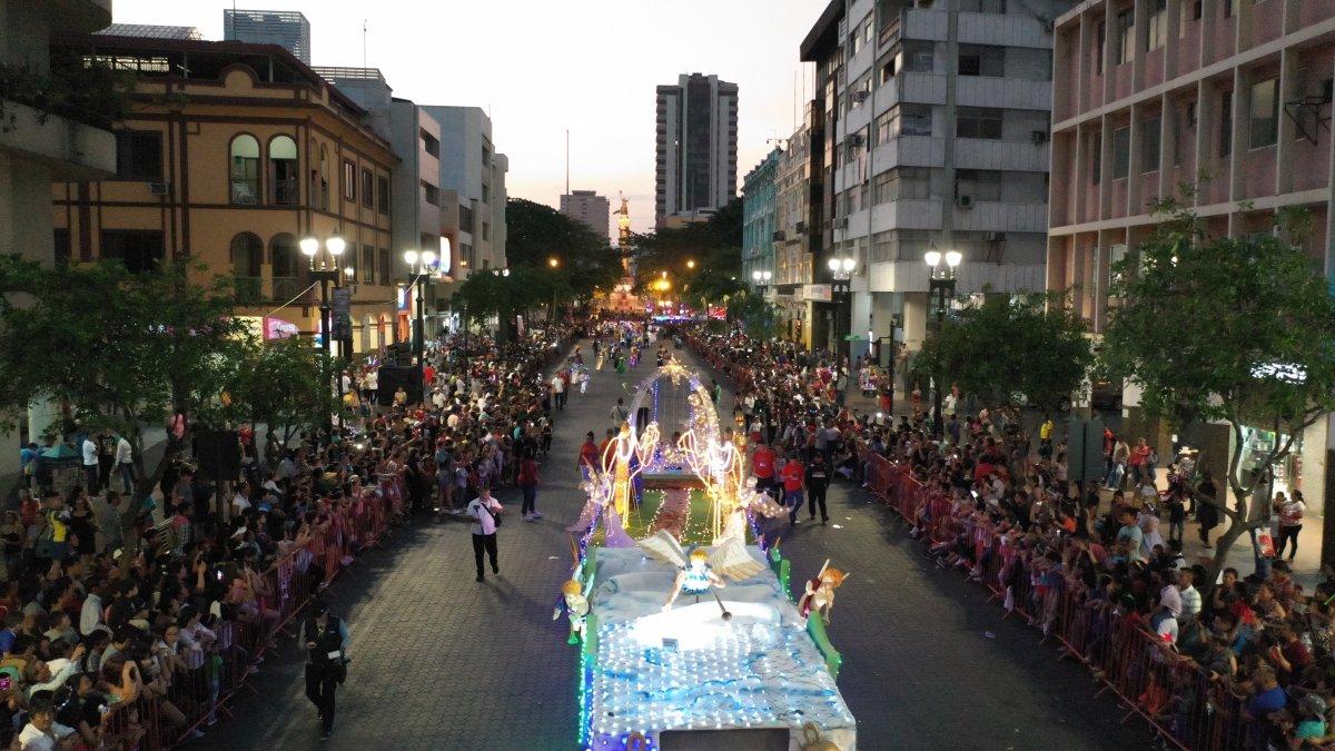 Varias calles de Guayaquil serán cerradas al tránsito por desfiles este fin de semana.