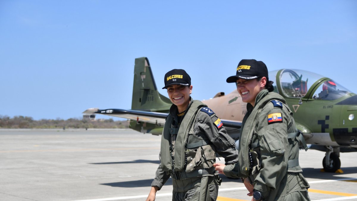 Graduadas. María José Cueva y Jazmín Pérez, las dos primeras mujeres.