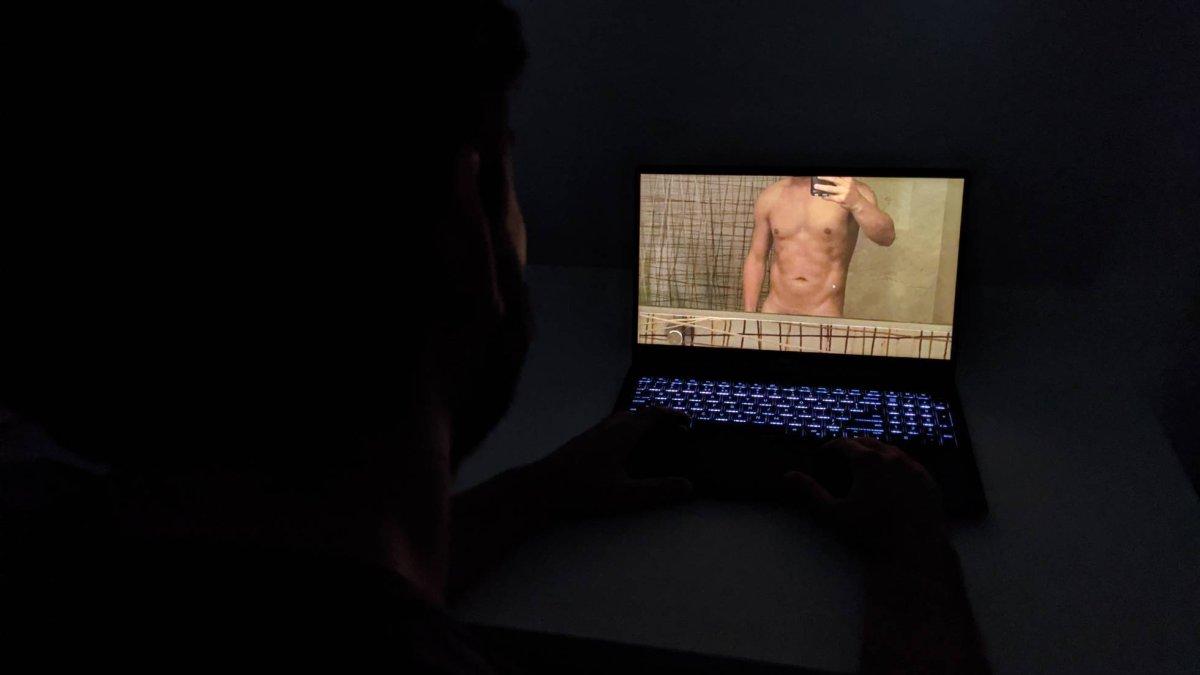Peligroso. Un usuario visualiza una fotografía de un hombre desnudo. En España hay un aumento de los casos de sextorsión en los últimos meses.