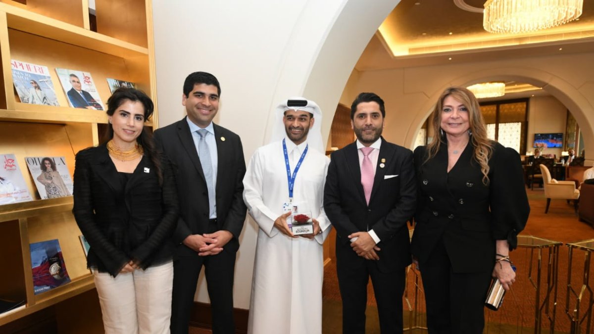 El vicepresidente de Ecuador, Otto Sonnenholzner, (segundo de izquierda a derecha) en Catar.