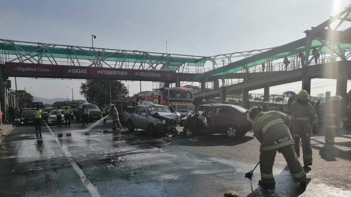 Los bomberos limpiaron la calzada para evitar otro accidente.