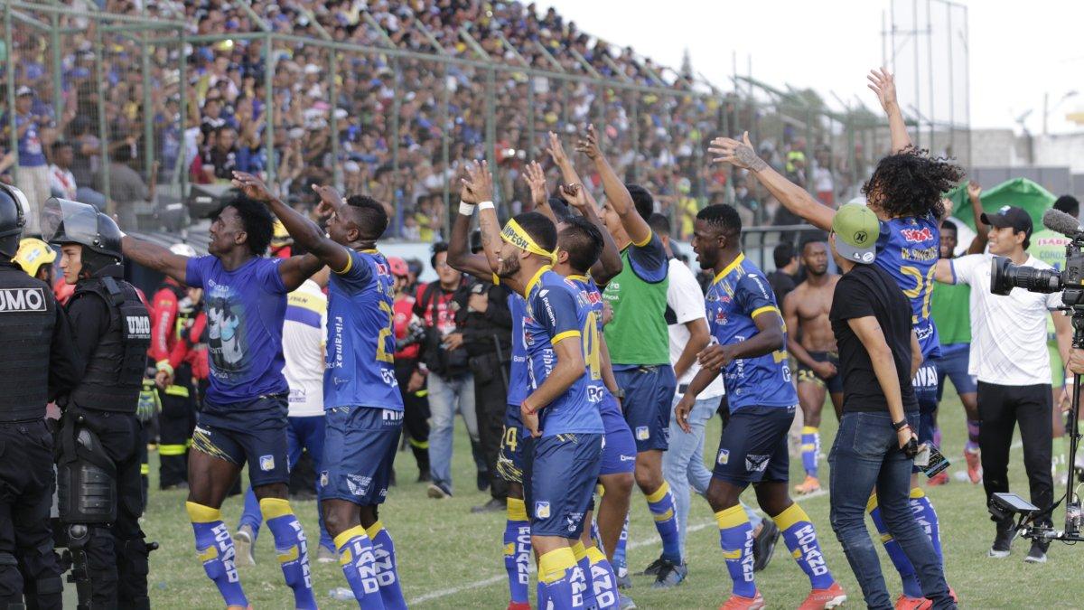 Así festejaron los jugadores cetáceos luego de imponerse en penales.