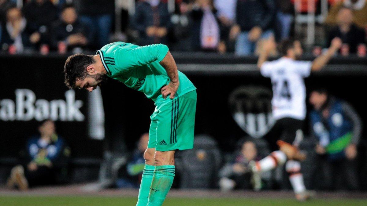 Los jugadores del Real Madrid exteriorizaron su desánimo por el empate que sabe a derrota.